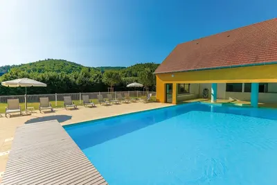 Image de Maison de vacances avec terrasse | Accès piscine + salle de gym!