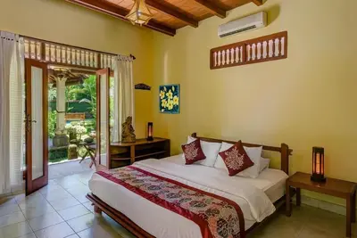 Image de 6-Br Entouré d'un superbe petit-déjeuner jardin inclus pour 12 personnes.