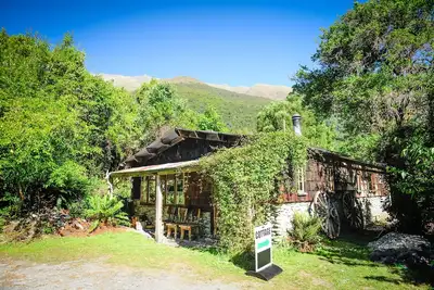 Image de Birdsong Cottage - nestled up against Mt Aspiring National Park with Spa