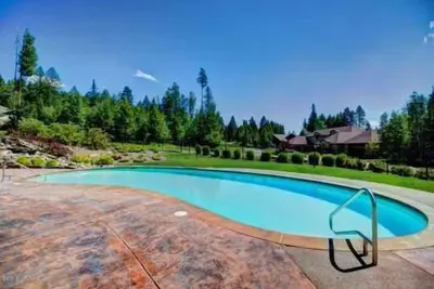 Image de Condo Meadowlake de nouvelle construction - Piscine d'été et bain à remous! ! Ac pour ces chaudes journées d'été