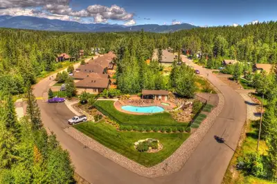 Image de Condo neuf Meadowlake! ! Piscine d'été et bain à remous! ! Ac pour les chaudes journées d'été