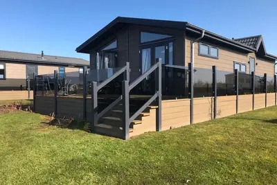 Image de Luxueux Oakwood Lodge avec vue sur le lac et magnifiques couchers de soleil sur le balcon