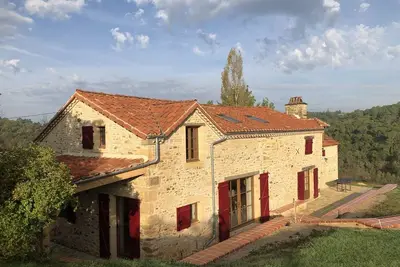 Image de Ferme rustique avec piscine privée et court de tennis