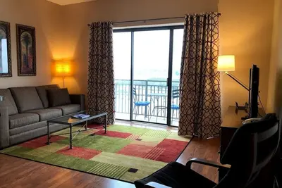 Image de Condo panoramique avec vue panoramique sur la rivière et balcon