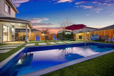 Image de Belle Maison Spacieuse Au Milieu De Tout. Parfait Pour Les Grands Groupes.