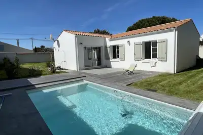 Image de Maison individuelle clos de murs avec piscine à proximité de la mer.