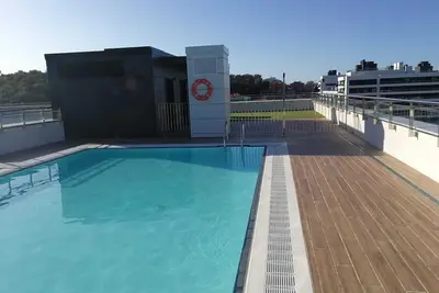 Image de magnifique penthouse neuf avec piscine, terrasse et garage