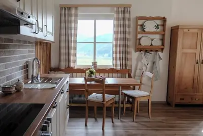 Image de Appartement de style maison de campagne exclusif avec une baignoire îlot et une vue sur les montagnes