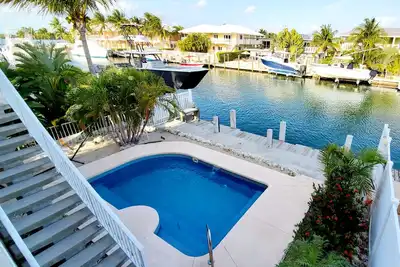 Image de Unique en son genre 2/2 avec grand loft, accès facile à l'océan, à la piscine et à 37, 5 pieds de quai