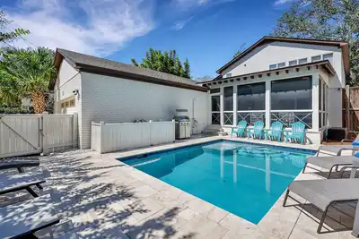 Image de Nouvelle liste! Maison familiale East Beach magnifiquement rénovée! Chauffage de piscine gratuit, près de Tout!