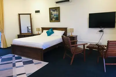 Chambre King confortable avec vue sur les majestueuses collines de Kandy.
