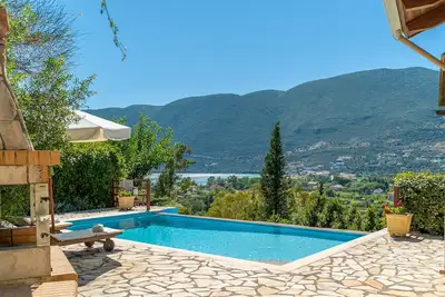 Kerithra Villa, surplombant la baie de Vasiliki, à proximité de la plage et d'autres commodités
