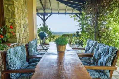 Image de Faites de la randonnée et de la natation près d'un chalet à Chalcidique