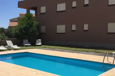 Image de Spacieux appartement de deux chambres avec piscine