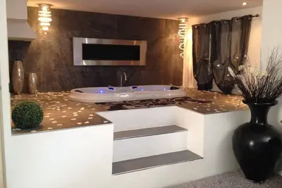 Image de Suite 100m2, jardin 1000m2, piscine et Jacuzzi privatifs à 35kms de St Tropez