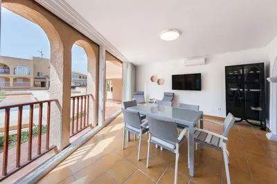 Appartement lumineux avec une grande piscine près des montagnes et de la mer