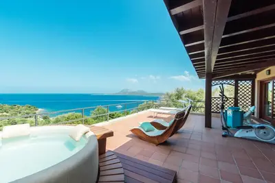 Image de Villa panoramique près de la plage privée équipée