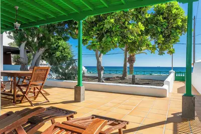 Image de Belle maison directement sur la plage avec grand patio, jardin, vue sur l'océan et Wi-Fi