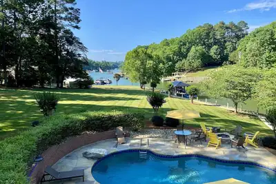 Image de Lakefront Mooresville! ! Pool/Hotub Fire pit Dock bring all your toys!