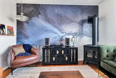 Image de Ambiance rétro avec piano lounge et vinyles