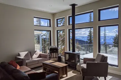 Image de Sunnyridge Retreat - Nouveau duplex moderne de 3 chambres sur The Ridge