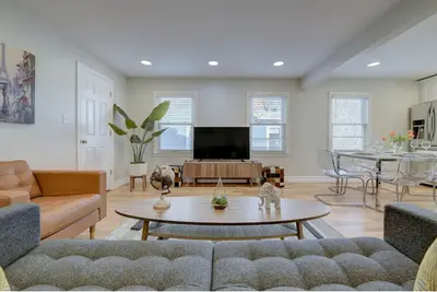 Image de Spacieux 2 Br Central Princeton Home w \/ Parking