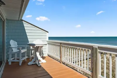 Image de Ocean Front! Entièrement rénové en 2020, condo au dernier étage avec grand balcon!