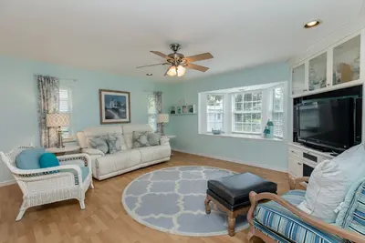 Image de 🍹🌞 Cottage Paradise! 2br \/ 2ba, Animaux acceptés, Tv, Wi-Fi
