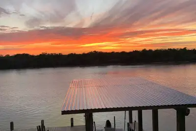 Image de Tout neuf! Trois chambres et une jetée éclairée sur la rivière!