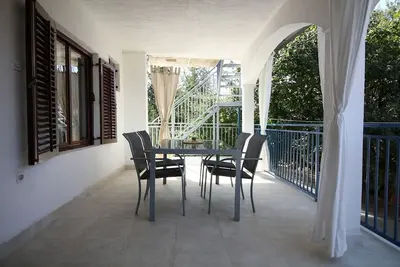 Image de Appartement de deux chambres avec la terrasse Sveti Vid, Krk (A-18139-a)