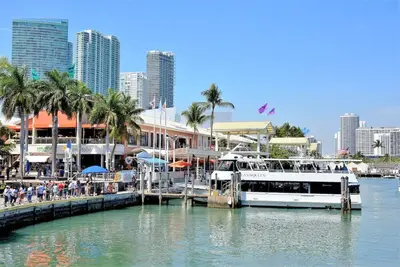 Image de Trois unités élégantes pour 12 personnes! Près des attractions et de l'aéroport, de la piscine!