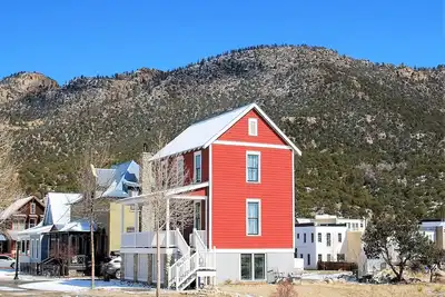 Image de Meilleur emplacement Ă Bv, The Red Farmhouse at S. Main vous souhaite la bienvenue! ! !