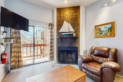 Image de Condo confortable avec balcon, foyer au bois et marche jusqu'aux ascenseurs!