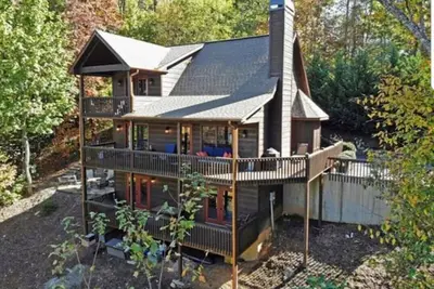 Image de Lazy Bear Cabin with views of the Blue Ridge Mountains and local attractions