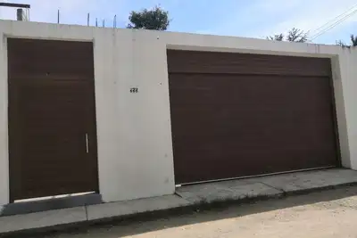 Image de Grande maison avec piscine et grill