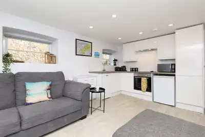 Image de Appartement moderne en centre ville, à deux minutes de la plage avec parking.