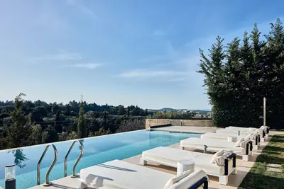Image de Nouvelle villa de luxe avec piscines à débordement et bain à remous, près du village historique