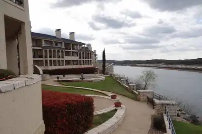 Image de Nouvelle inscription - Lake Travis Retreat! L'été appelle! Balcon privé, vue sur la cime des arbres, 3 piscines, Wifi