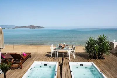 Image de Villa de luxe en bord de mer avec bain à remous et vue sur le coucher du soleil