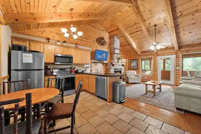 Cabine chaleureuse et accueillante près d'une piscine extérieure à Branson View!