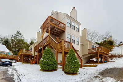 Image de Nouvelle Liste! Condo confortable avec vue sur le lac et foyer pour chiens!