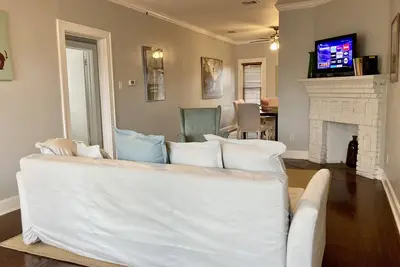 Image de Appartement ensoleillé et élégant de 2 chambres dans le quartier des musées