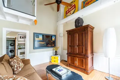 Image de Charmant Cottage Loft avec lit King et parking facile par Lucky Savannah!