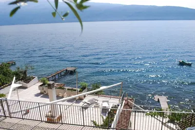 Villa I Cipressi by Theater Home, directly on the lake with jacuzzi on the terrace