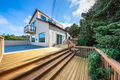 Image de Maison familiale près de la plage avec foyer au gaz et terrasse tentaculaire!