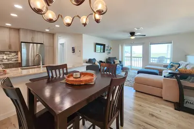 Image de Charmant condo avec balcon privé, piscine partagée - 1/2 mile à Whitecap Beach!