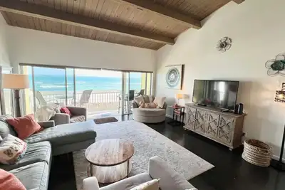 Image de Belle maison de ville Ocean-Front - meublée avec raffinement, calme et sereine.