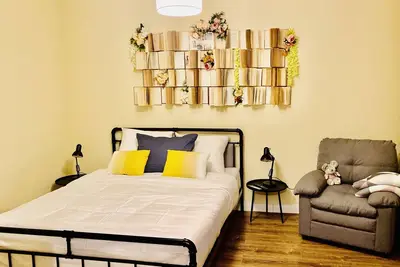 Image de Petite maison confortable. Il y a tout pour se détendre et se sentir comme chez soi.