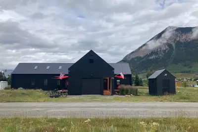 Image de Modern Home in mountain setting within walking/biking distance to town