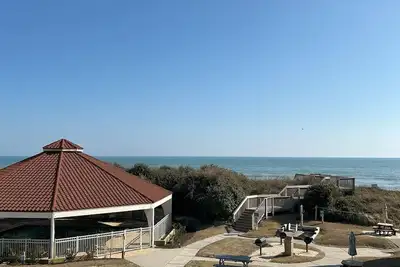 Image de Adorable Oasis Oceanfront 2 chambres, à quelques pas de la plage, piscine communautaire disponible